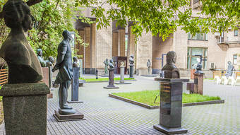 дворик великих. село великий двор ,1 талдомский район. деревне великий двор талдомского района. аркада гостиного двора (ярославово дворище). дворик великих.